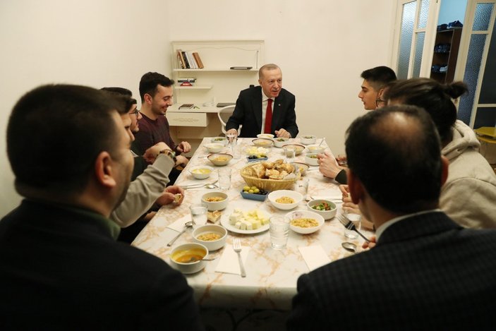 Cumhurbaşkanı Erdoğan, öğrencilerle iftar yaptı