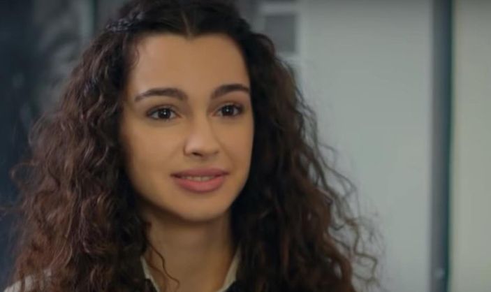 Kardeşlerim'in Asiye'si kot ceketini çıkardı, su gibi teni gözüktü! 'Kıvrımlı beline Doruk hayran olacak'