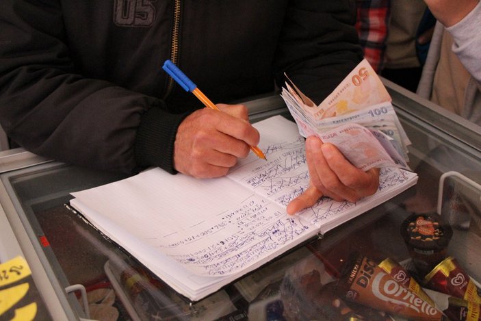 Amasya'daki öğrenciler, harçlıklarıyla iki ailenin bakkal borcunu sildi