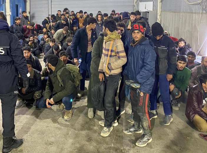Kereste yüklü görünümlü kamyondan 113 kaçak göçmen çıktı