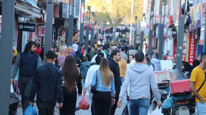 Edirne'de Bulgar turistler, pazarda adım atacak yer bırakmadı