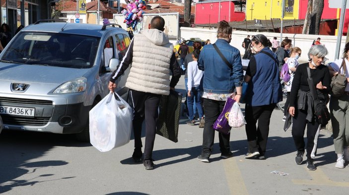 Edirne'de Bulgar turistler, pazarda adım atacak yer bırakmadı