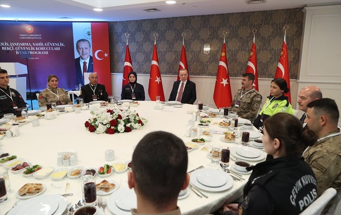 Cumhurbaşkanı Erdoğan güvenlik güçleriyle iftar yaptı