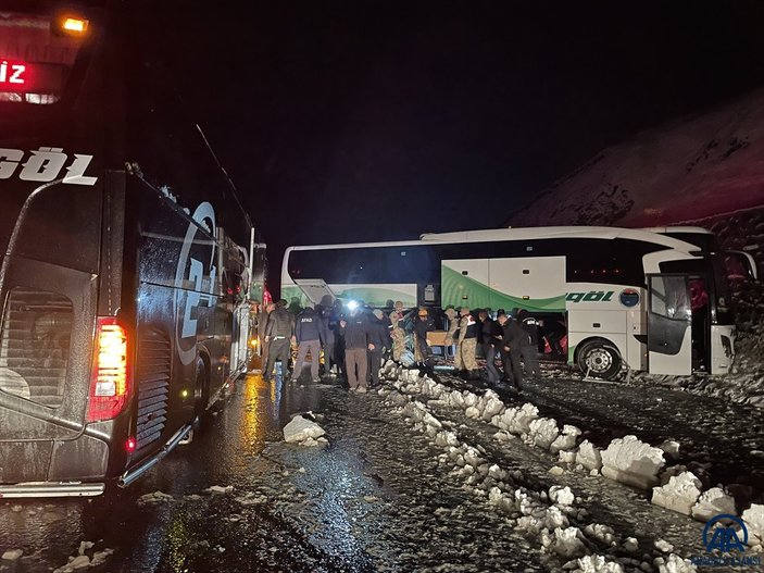Erzurum'da yolcu otobüsü, buzlanma nedeniyle istinat duvarına çarptı