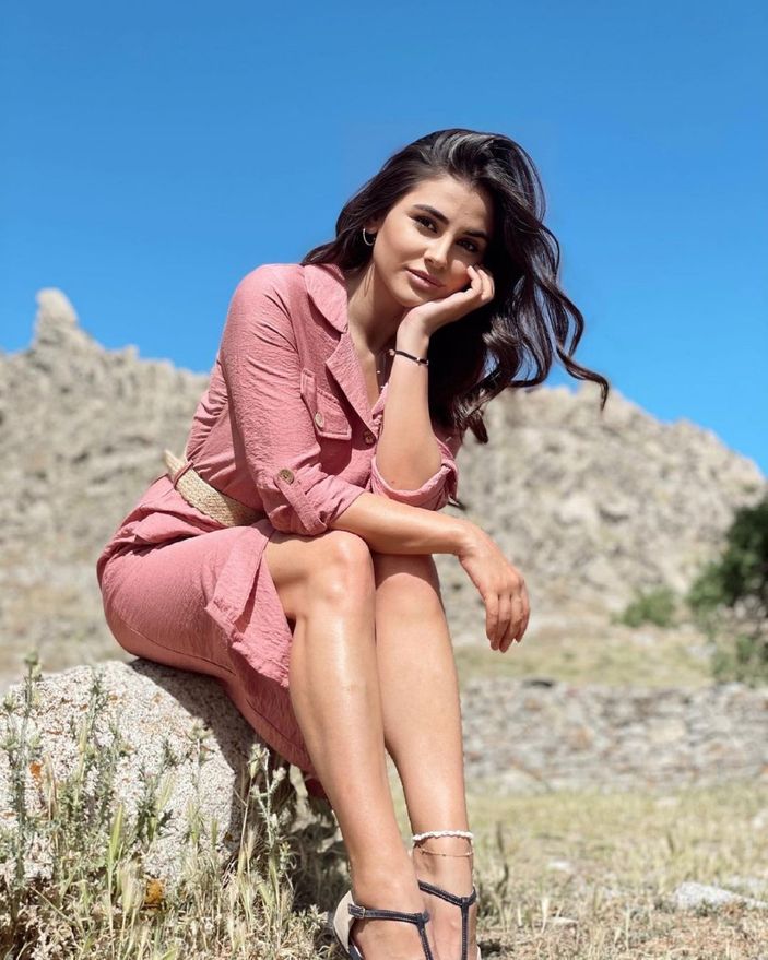 Gönül Dağı'nın Asuman'ı derin yırtmaçlı eteğiyle poz verdi, görenlerin nefesi kesildi! 'Edep yahu edep'