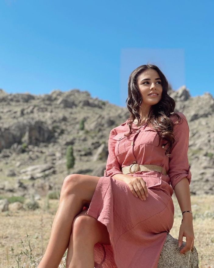 Gönül Dağı'nın Asuman'ı derin yırtmaçlı eteğiyle poz verdi, görenlerin nefesi kesildi! 'Edep yahu edep'