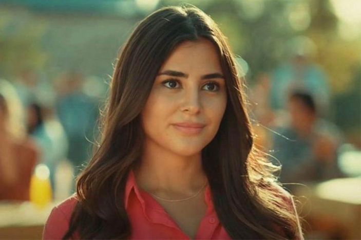 Gönül Dağı'nın Asuman'ı derin yırtmaçlı eteğiyle poz verdi, görenlerin nefesi kesildi! 'Edep yahu edep'