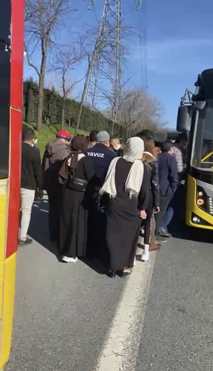 İstanbul’da otobüs arızalandı, vatandaşlar yolda bekledi