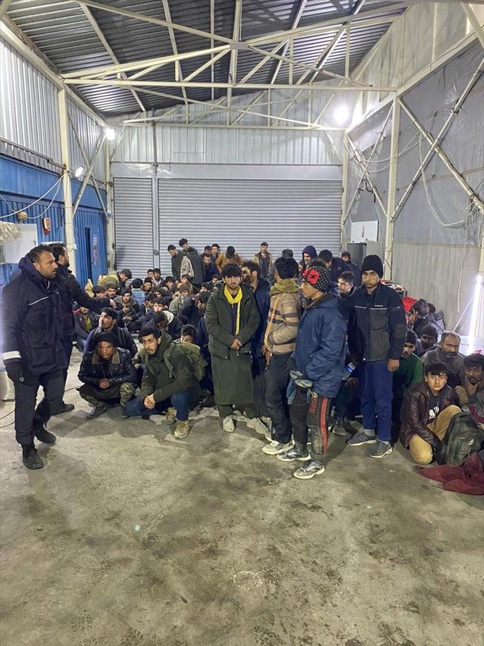 Ağrı’da kereste yüklü kamyondan, 113 kaçak göçmen çıktı