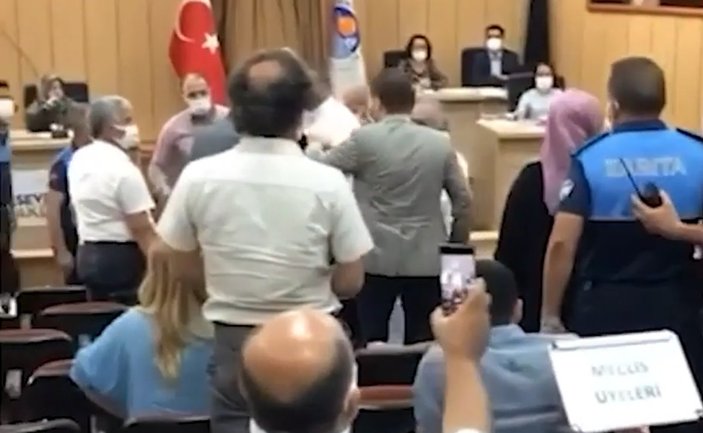 MHP’li ve HDP’li meclis üyeleri arasındaki kavga kamerada