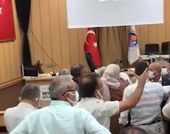 MHP’li ve HDP’li meclis üyeleri arasındaki kavga kamerada