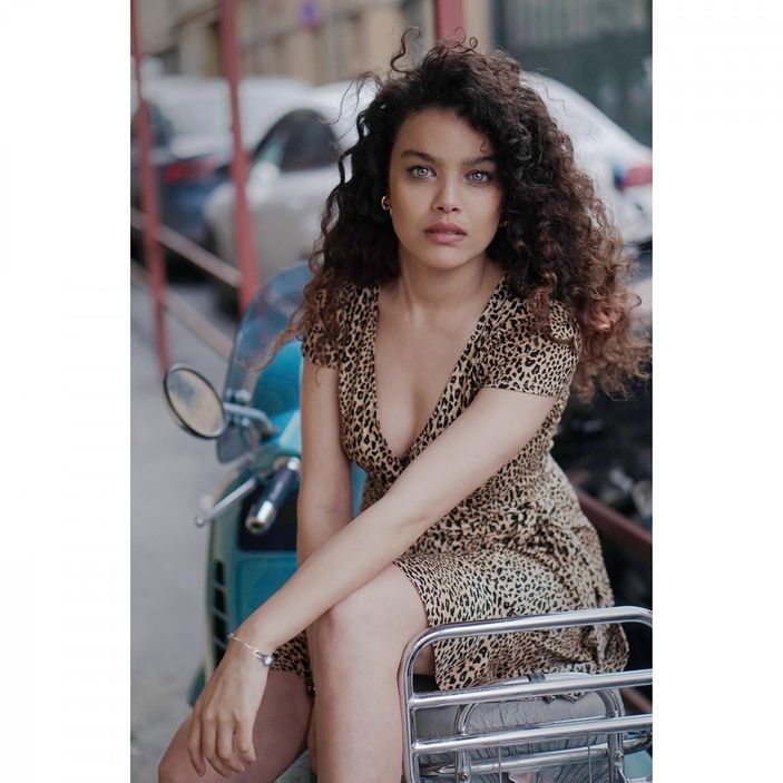 Kuruluş Osman'ın Cornelia'sı dekolteli pozları ve yemyeşil gözleriyle akılları baştan aldı! 'Ne güzelmişsin'