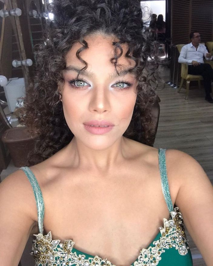 Kuruluş Osman'ın Cornelia'sı dekolteli pozları ve yemyeşil gözleriyle akılları baştan aldı! 'Ne güzelmişsin'