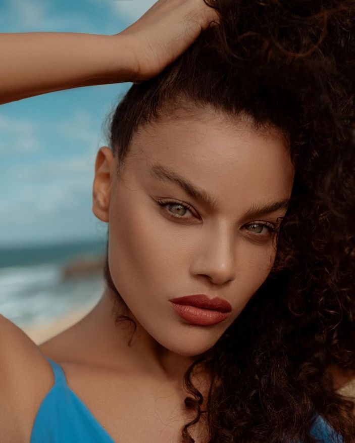 Kuruluş Osman'ın Cornelia'sı dekolteli pozları ve yemyeşil gözleriyle akılları baştan aldı! 'Ne güzelmişsin'