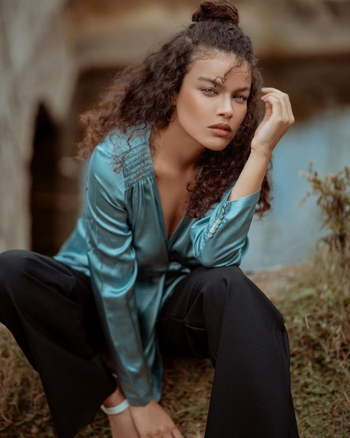 Kuruluş Osman'ın Cornelia'sı dekolteli pozları ve yemyeşil gözleriyle akılları baştan aldı! 'Ne güzelmişsin'