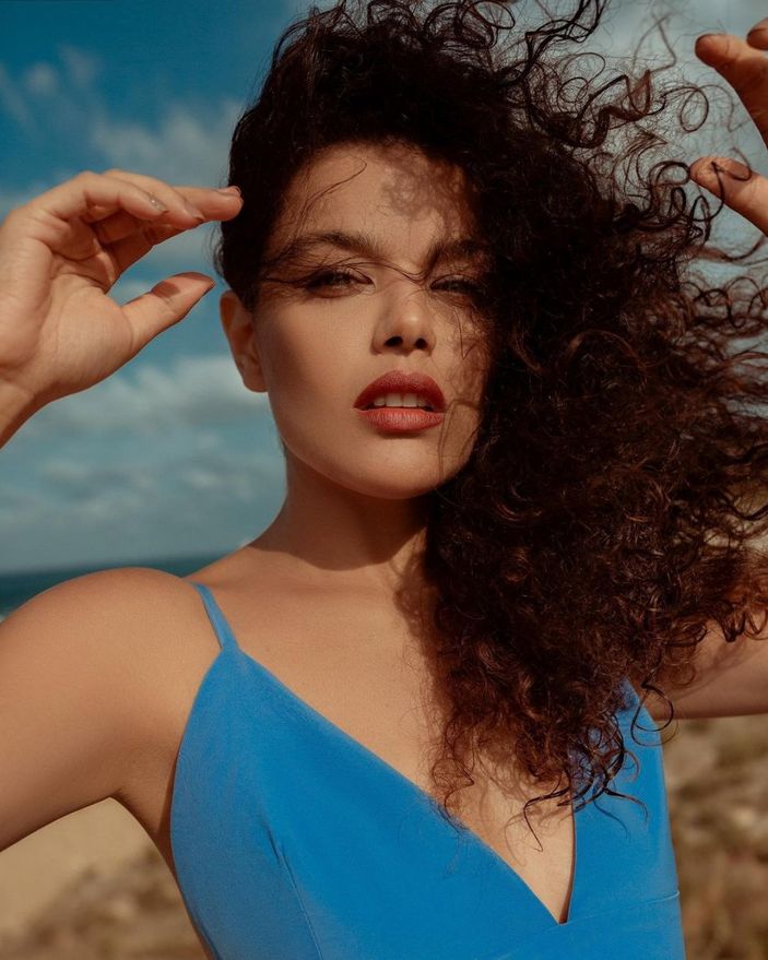 Kuruluş Osman'ın Cornelia'sı dekolteli pozları ve yemyeşil gözleriyle akılları baştan aldı! 'Ne güzelmişsin'