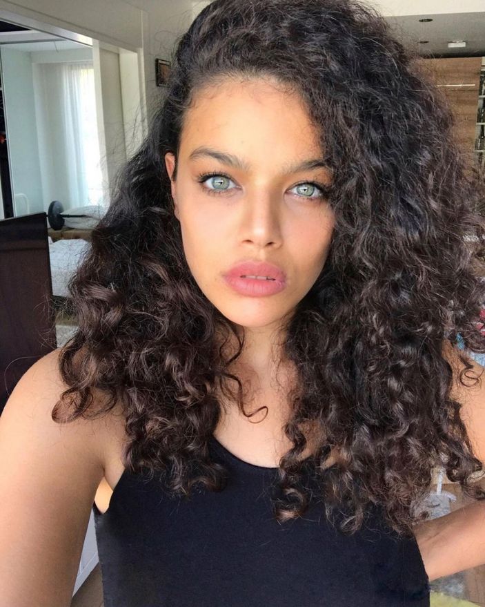 Kuruluş Osman'ın Cornelia'sı dekolteli pozları ve yemyeşil gözleriyle akılları baştan aldı! 'Ne güzelmişsin'