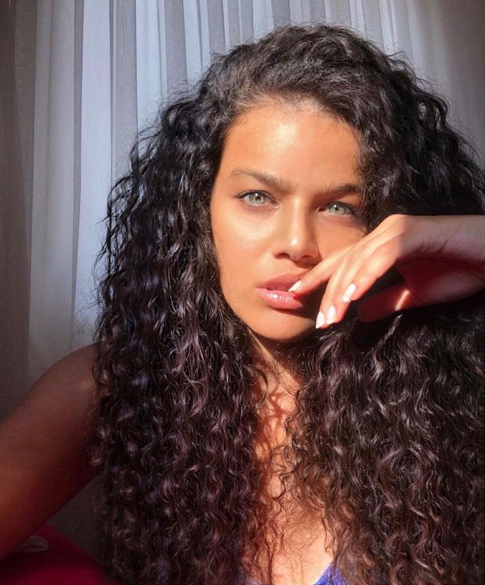 Kuruluş Osman'ın Cornelia'sı dekolteli pozları ve yemyeşil gözleriyle akılları baştan aldı! 'Ne güzelmişsin'