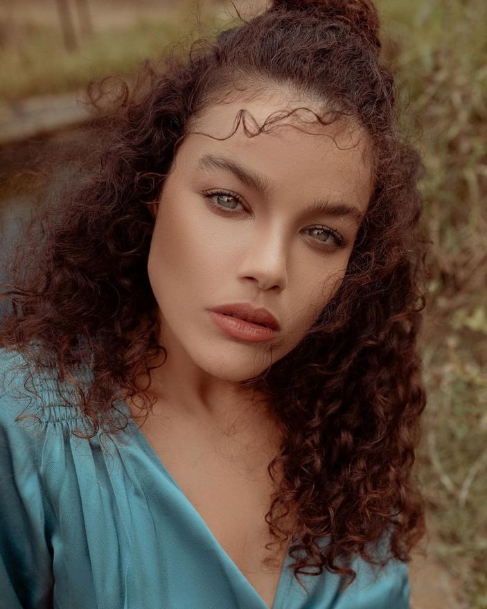 Kuruluş Osman'ın Cornelia'sı dekolteli pozları ve yemyeşil gözleriyle akılları baştan aldı! 'Ne güzelmişsin'