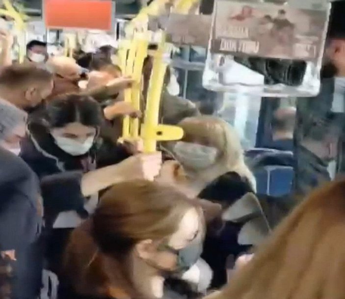 Beylikdüzü’nde, metrobüste maske tartışması: Adamı evinden aldırırım