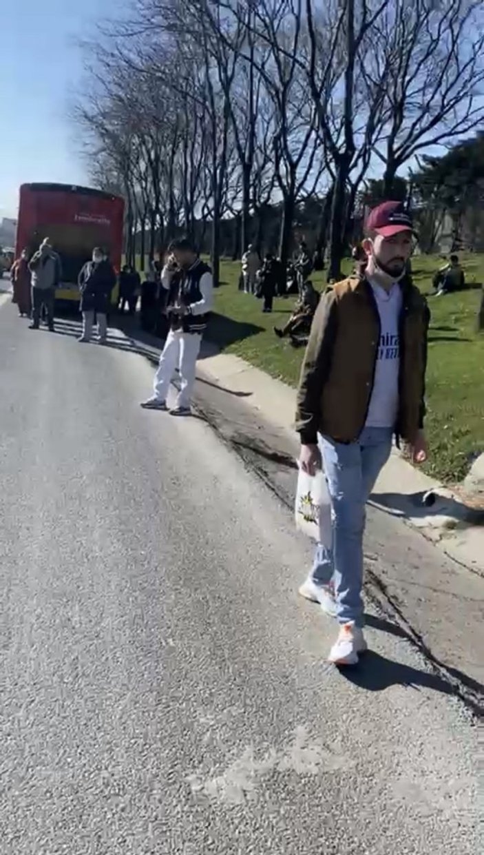 İstanbul’da otobüs arızalandı, vatandaşlar yolda bekledi