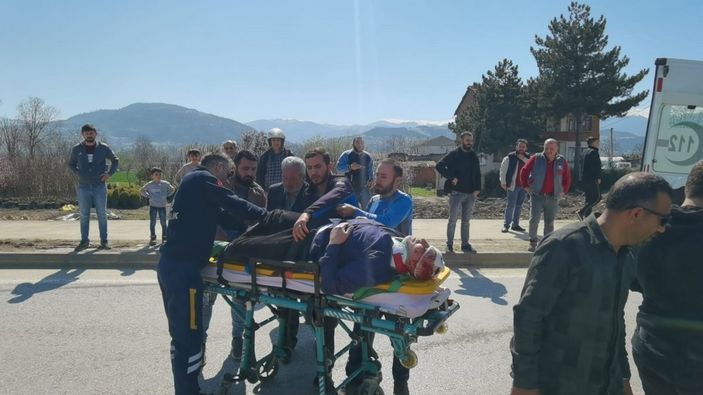 Bursa'daki aday sürücü, motosiklete çarptı: Baba ve kızı yaraladı