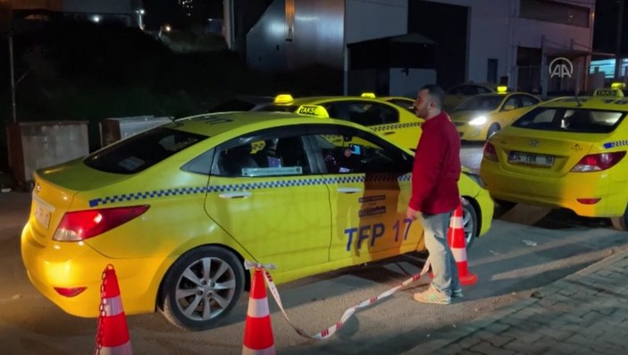 İstanbul'da taksicilerin zamlı tarife kuyruğu gece de sürdü