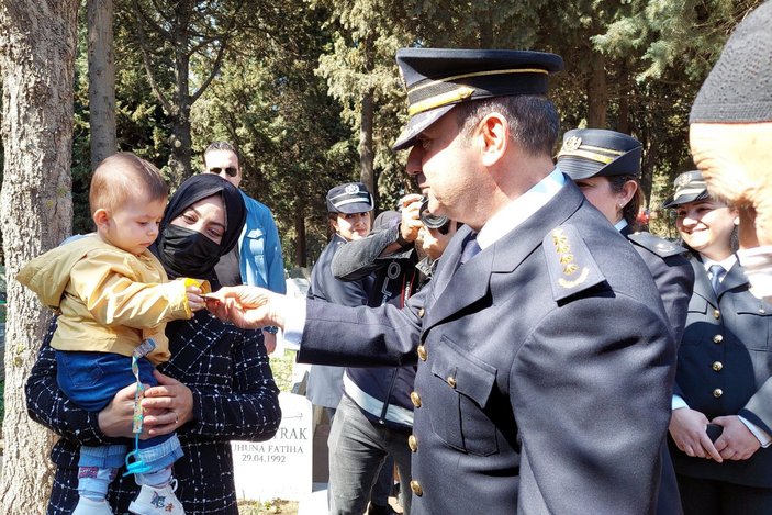 Şehidin çocuğundan duygulandıran hareket: Emniyet Müdürü rozetini bebeğe hediye etti