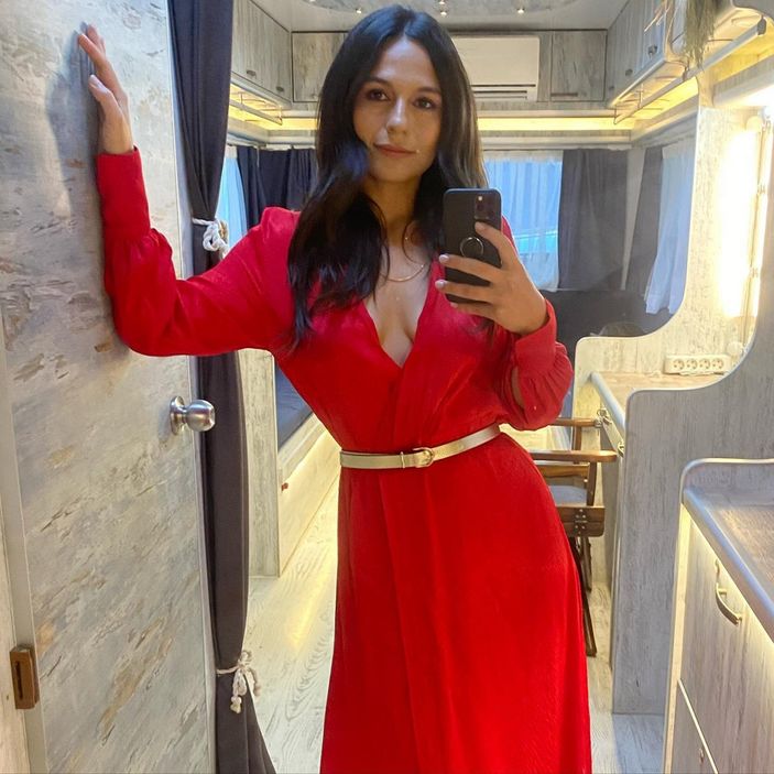 Bir Zamanlar Çukurova'nın Saniye'si açıldıkça açıldı, dekolteli pozları akılları aldı! 'Sen neymişsin ya'