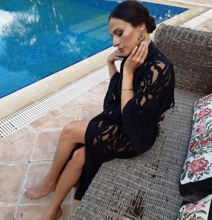 Bir Zamanlar Çukurova'nın Saniye'si açıldıkça açıldı, dekolteli pozları akılları aldı! 'Sen neymişsin ya'