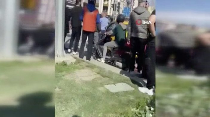 İstanbul'da sürücüsüyle tartıştığı taksiye çarptı
