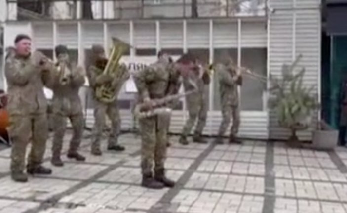 Ukrayna askerleri halka motivasyon konseri düzenledi