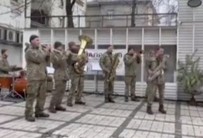 Ukrayna askerleri halka motivasyon konseri düzenledi