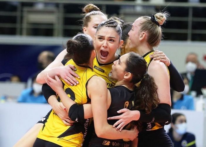 Zehra Güneş göbeğini açıkta bırakan bluzuyla poz verdi, sevgilisi Eren Dişli kayıtsız kalamadı! 'Yaktın bizi'