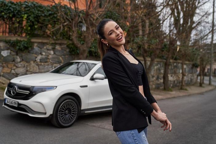 Zehra Güneş göbeğini açıkta bırakan bluzuyla poz verdi, sevgilisi Eren Dişli kayıtsız kalamadı! 'Yaktın bizi'