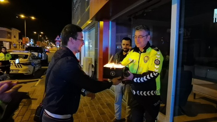 Bursa'da uygulama yapan polis ekiplerine vatandaştan pastalı sürpriz