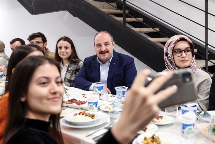 Mustafa Varank, gençlerle iftar yaptı