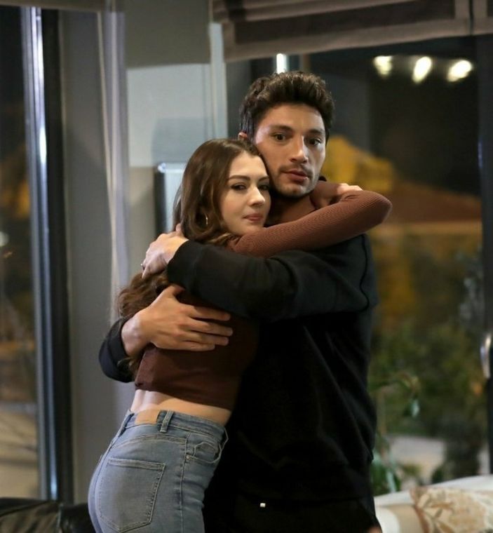 Burcu Özberk ve İlhan Şen sarmaş dolaş poz verdi, sosyal medya yıkıldı! 'Yandı buralar'