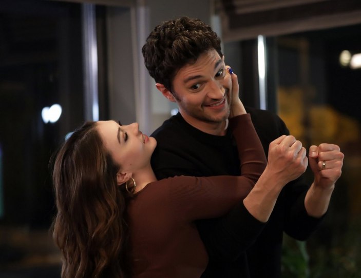 Burcu Özberk ve İlhan Şen sarmaş dolaş poz verdi, sosyal medya yıkıldı! 'Yandı buralar'