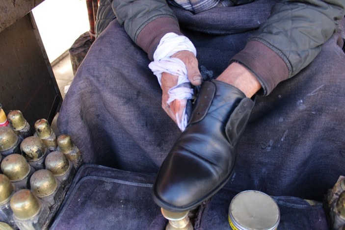 Eskişehir'de ayakkabı boyacıları, trend ayakkabılar yüzünden işsiz kaldı