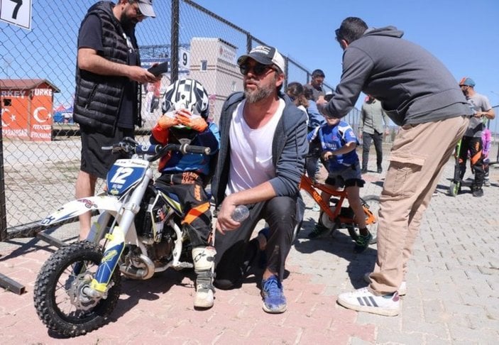 6 yaşında motokros şampiyonu! Engin Altan Düzyatan ve Neslişah Alkoçlar'ın yetenek abidesi oğlu...