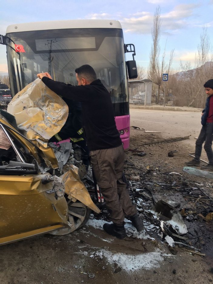 Van'da otomobil halk otobüsüne arkadan çaptı: 1 ölü