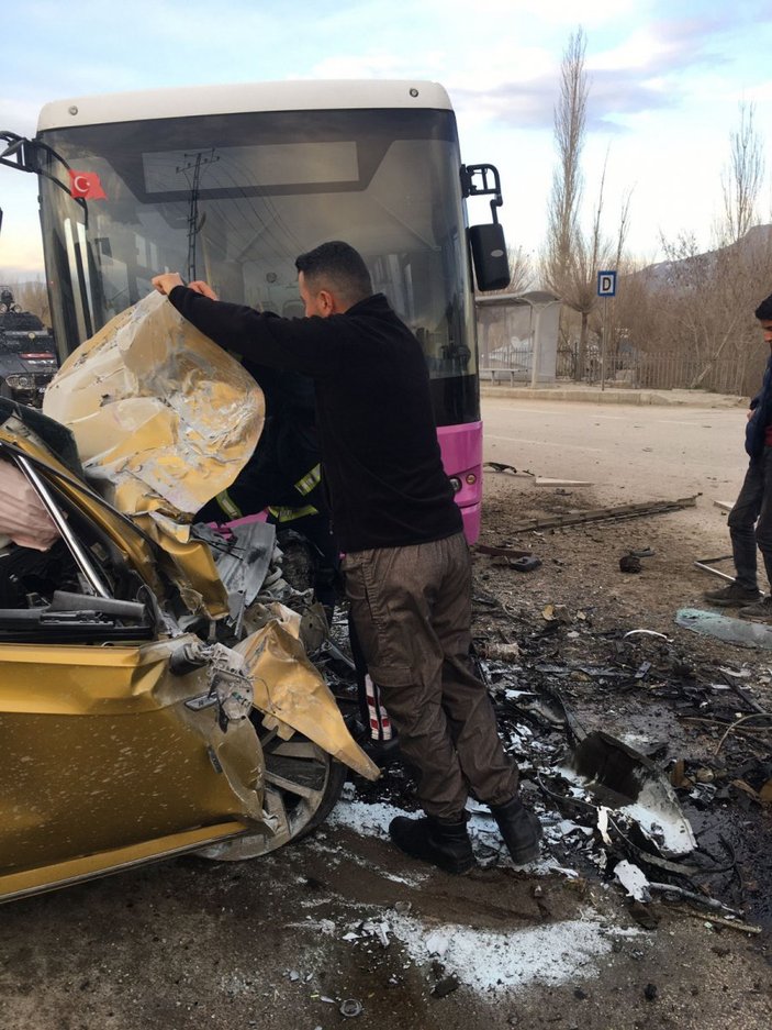 Van'da otomobil halk otobüsüne arkadan çaptı: 1 ölü