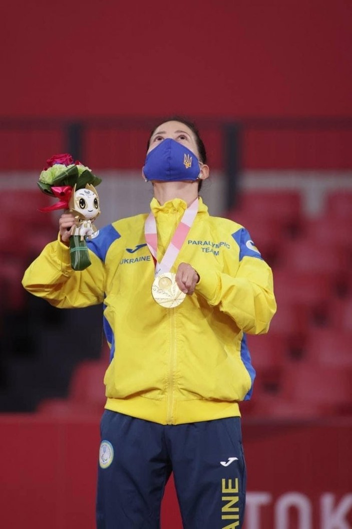 Ukraynalı sporcu, olimpiyatlarda Rusları yenerek kazandığı altın madalyasını satışa çıkardı