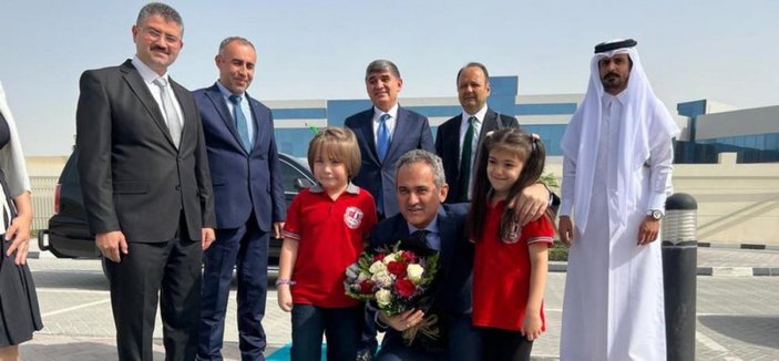 Mahmut Özer, Katar’daki Türk okulunu ziyaret etti