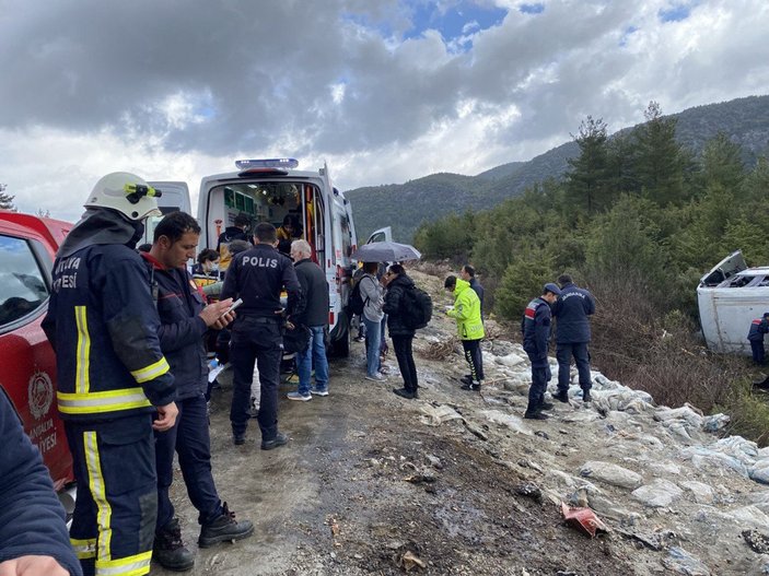 Antalya’da turist taşıyan midibüs devrildi: 7 yaralı