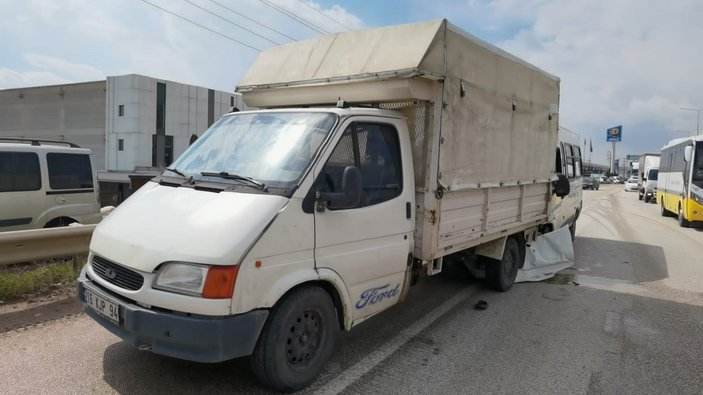 Bursa'da minibüsün kamyona arkadan çarptığı anlar kamerada
