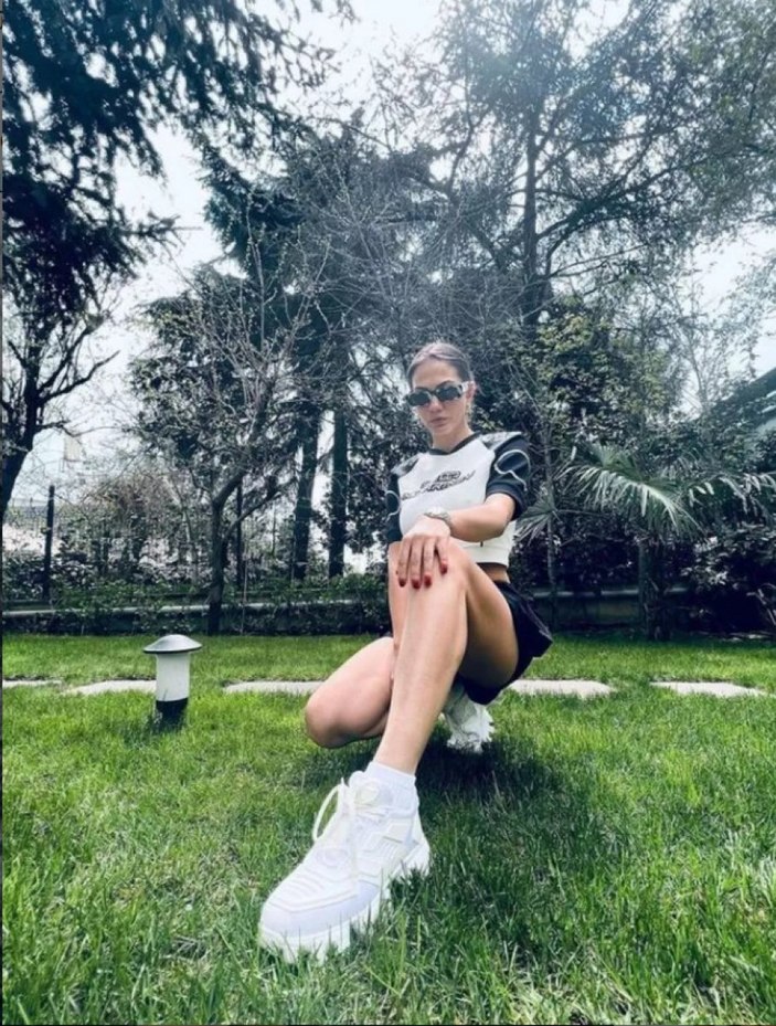 'Demet giyinmeyi unutmuş..' Demet Özdemir'in minicik şortunu gören beğeni butonuna çöktü!