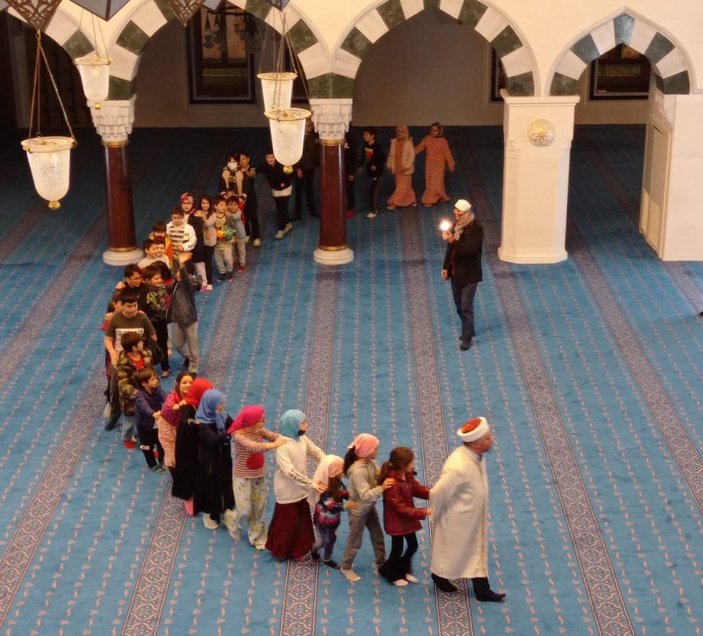 Çocuklara camiyi sevdirmek isteyen imamdan harika yöntem