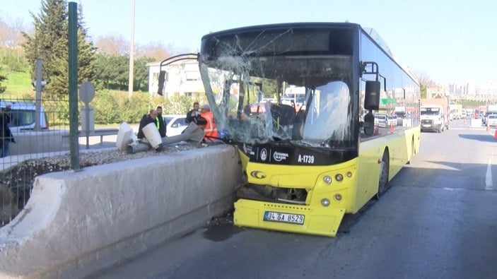 Esenyurt’ta İETT otobüsü beton bariyere saplandı